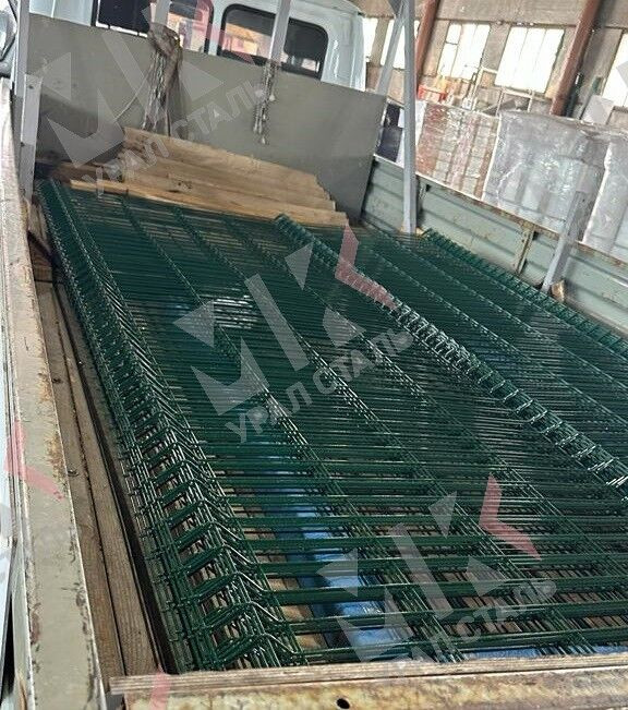 Заборы из сварной сетки 2430х2500х5 секция RAL 6005 в Барнауле